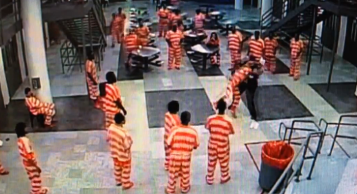 【動画】歯向かってくる囚人を地面に叩きつけて殺す看守