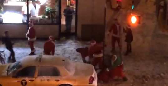 【動画】ニューヨークで酒に酔ったサンタ達が雪の中で大乱闘