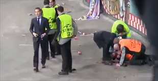 【動画】アムステルダムのサッカースタジアムでサポーターが観客席から転落…