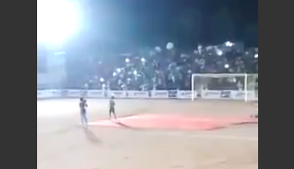 【動画】サッカースタジアムの観客席が一瞬で崩壊。人が消えた…