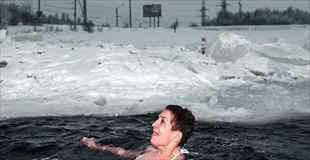 【画像】ロシアのおばさんは氷の湖で泳ぐ
