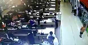 【動画】スーパーマーケットでヒットマンがレジの女性を射殺