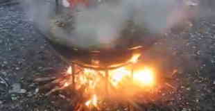 【衝撃】タイで沸騰した鍋で荒行を行なう仙人が…。