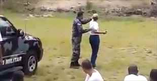 【動画】手榴弾を投げる警察の訓練で女性訓練生がやってしまった