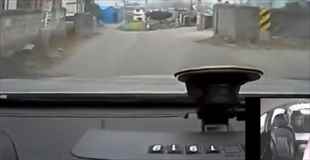 【動画】60歳のタクシー運転手が激突する一部始終