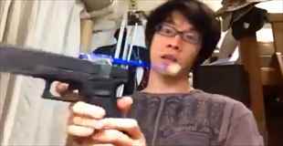 【動画】銃の引き金を利用して歯磨きする男