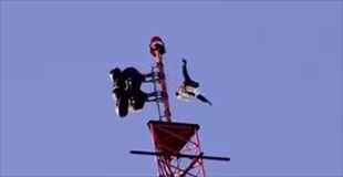 【動画】120メートルの鉄塔からの飛び降りる男