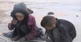 【動画】シリアの子供達の食事は瓦礫と灰