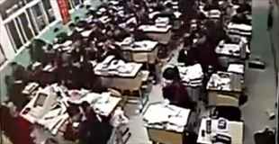 【中国】授業中、学生が突然席を立ったと思ったら窓から飛び降りて自殺