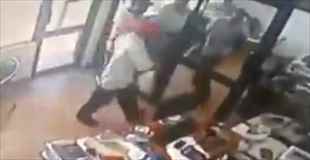 【動画】ケニアで強盗が逃げようとするが…