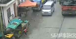 【動画】子供が車に引かれている、運転手は気づいていない