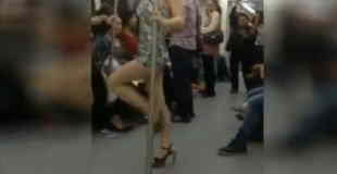 【エロ注意】中国の地下鉄では美女によるポールダンスが行われているｗ