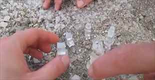【動画】イスラエルの死海で採れる塩、それは美しい