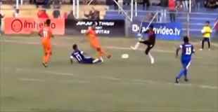 【動画】インドネシアのサッカーの試合でタックルを受けた選手が死亡