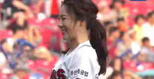【微エロ】韓国体操選手の始球式がアクロバティックな上にノーバンｗ