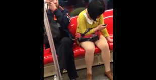 【犯罪】電車で女性の太ももを触ろうとする痴漢が撮影された。