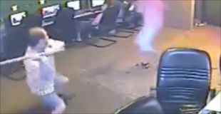 【動画】ネットカフェにマチューテを持った強盗がやってきた！