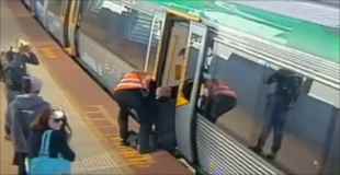 【動画】電車とホームの間に男性が落下したから駅が大混雑