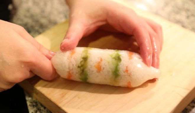 【画像】海外の人も引いたコンドーム寿司の作り方