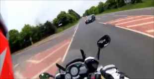 【動画】車と正面衝突して宙を舞うバイク（ヘルメットカメラ目線）
