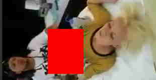 【激痛】アソコに刺青をするブロンド女性を撮影した動画。