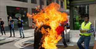 【閲覧注意】強制送還への抗議として自分自身に火をつけた男