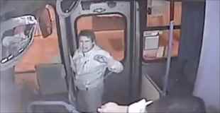 【動画】バスで窃盗をしようとして逃げそびれた男が運転手にボコられる