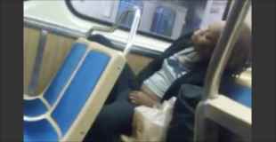 【動画】電車の中で股間をまさぐる女