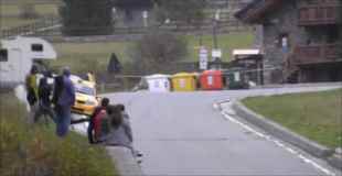 【動画】カーレースの車が沿道でクラッシュ…しかし奇跡的に負傷者はなし