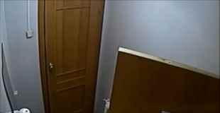 【動画】ロシアの女がトイレのドアを蹴破って出てきた