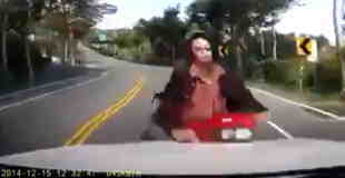【正面衝突事故】車載カメラにとらえられたバイクとの正面衝突の瞬間映像…。