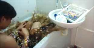【動画】日本人がメントスを体中に巻きつけてコーラ風呂に入る動画が話題に