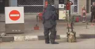【衝撃動画】爆弾処理班の作業中に爆発…作業員が死亡