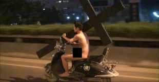 【画像】中国で全裸の男が十字架運んでるｗ