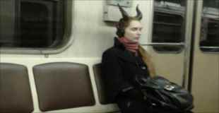 【画像】地下鉄に現れたファッションモンスター達　その3