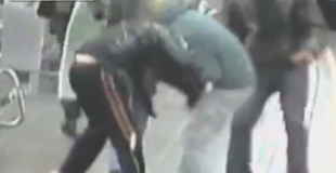【動画】地下鉄で泥棒を捕まえようとした青年がナイフで３回刺される…。