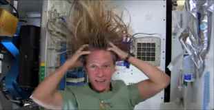 【動画】宇宙空間で髪の毛を洗う方法
