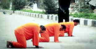 【閲覧注意】３人の捕虜を並べて大剣で斬首するISIS（イスラム国）