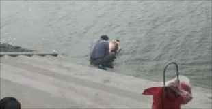 【画像】全裸の女性が川で洗われている…