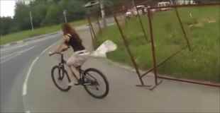 【動画】ラッキー！自転車に乗った美女のスカートがｗ