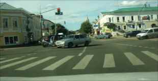 【動画】交差点で車とバイクが衝突…しかしバイクの運転手が車の上に着地