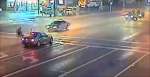 【動画】車椅子の男性が轢き逃げされてしまう瞬間