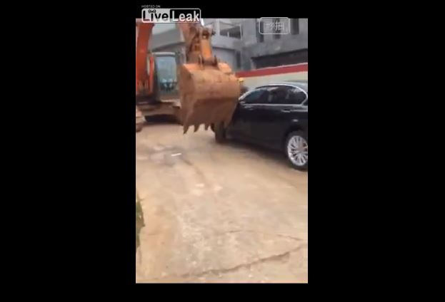 【衝撃映像】中国で違法駐車してる車はこうなるｗｗｗｗｗｗｗｗ