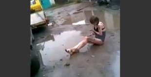 【エロ注意】オマ○コ丸出しで泥だらけになる薬物中毒のロシアの女性。