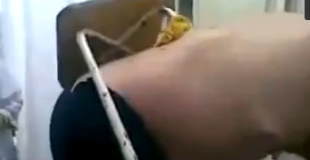 【動画】机の脚が背中に刺さって貫通しそうな中年男性。