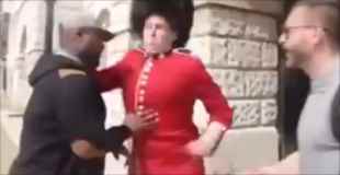バッキンガム宮殿の衛兵をからかっていた黒人がぶん殴られて失神ｗ