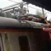 【閲覧注意】静止を振り切り電車で感電自殺する男性…。