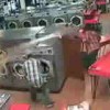 【マジキチ動画】自分の子供をコインランドリーの衣類乾燥機に入れてしまう父親。