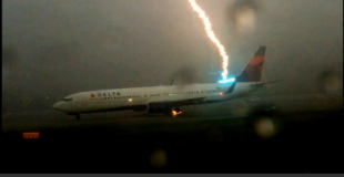 【衝撃動画】旅客機への落雷の瞬間。