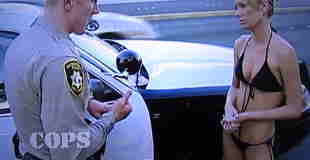 【エロ注意】手錠が車内にぶら下がってるビキニ美女2名VS警察官の動画ｗｗｗ